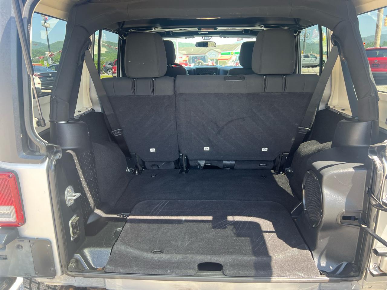 Jeep Wrangler Unlimited 4WD 4dr Sahara 2011
