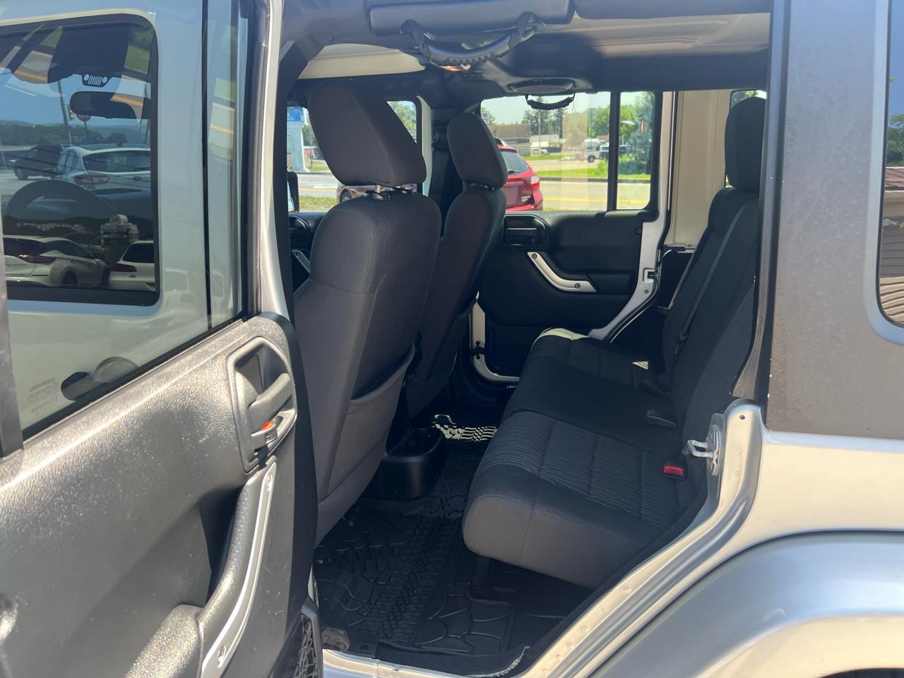 Jeep Wrangler Unlimited 4WD 4dr Sahara 2011