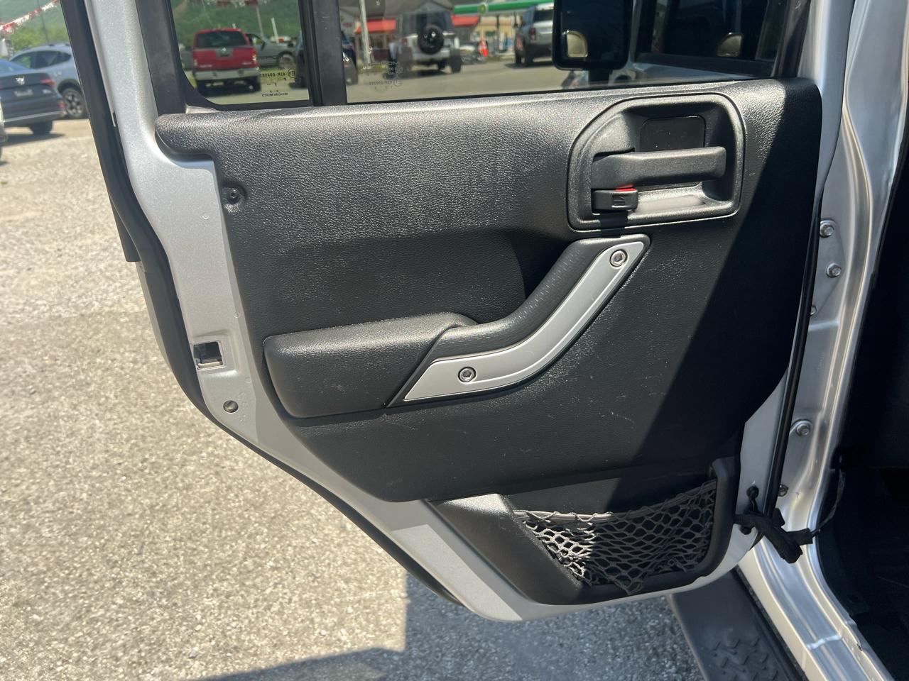 Jeep Wrangler Unlimited 4WD 4dr Sahara 2011