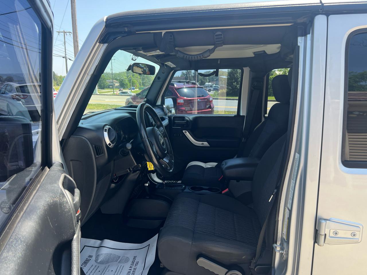 Jeep Wrangler Unlimited 4WD 4dr Sahara 2011