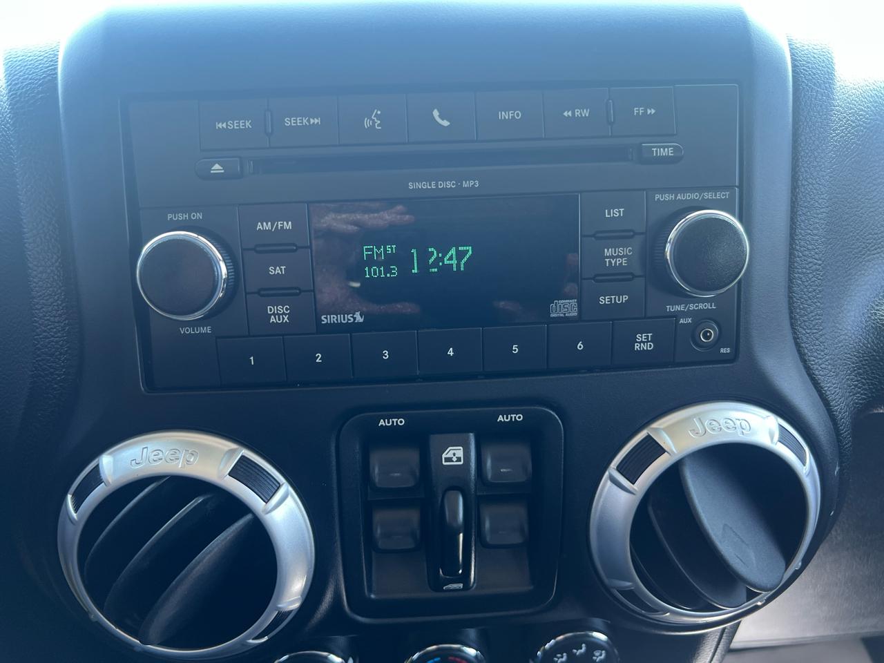 Jeep Wrangler Unlimited 4WD 4dr Sahara 2011