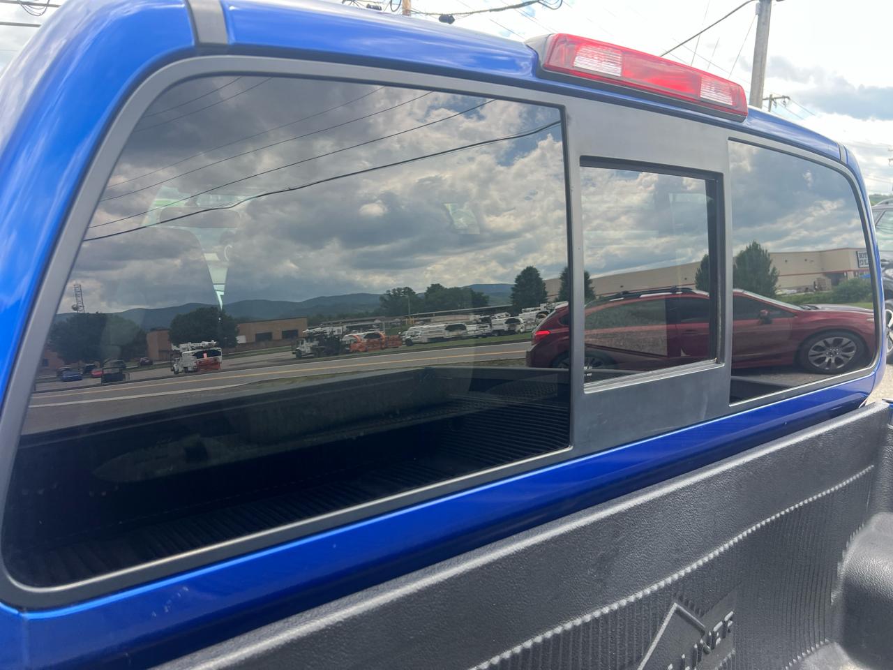 Nissan Frontier 4WD Crew Cab SWB Auto SV 2015