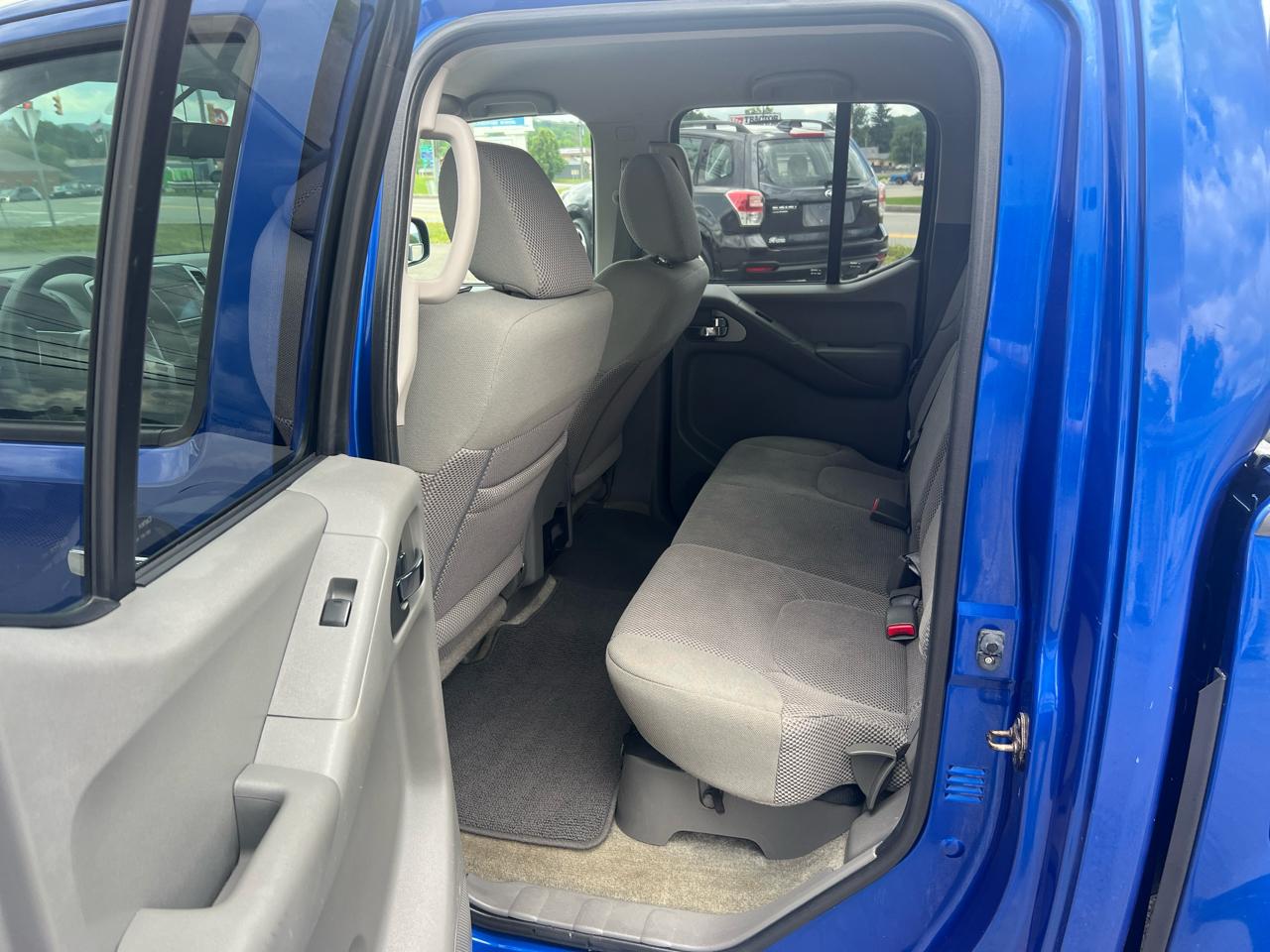 Nissan Frontier 4WD Crew Cab SWB Auto SV 2015