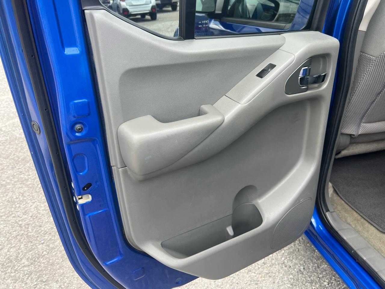 Nissan Frontier 4WD Crew Cab SWB Auto SV 2015