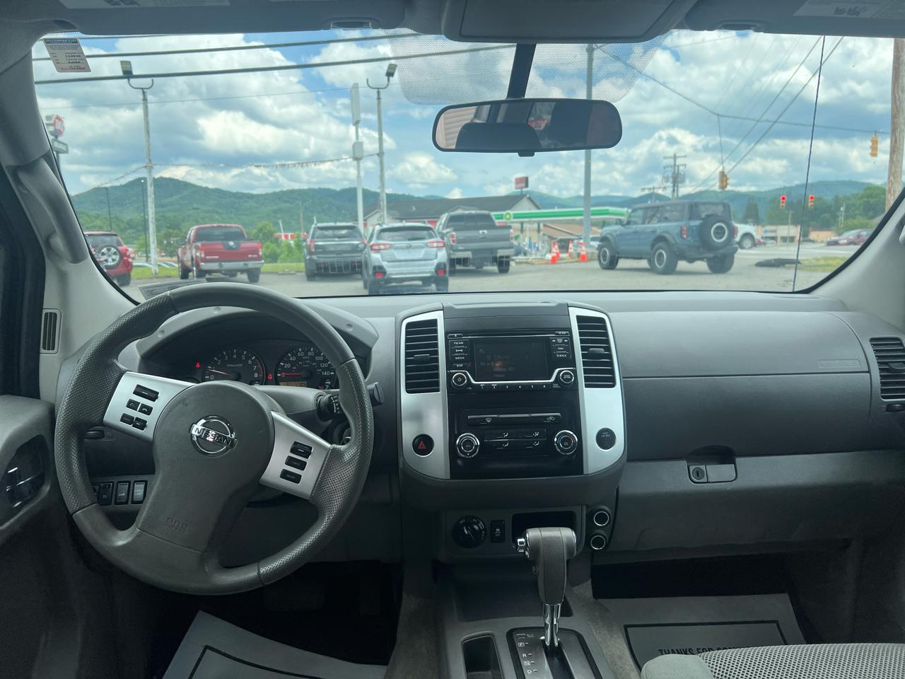 Nissan Frontier 4WD Crew Cab SWB Auto SV 2015
