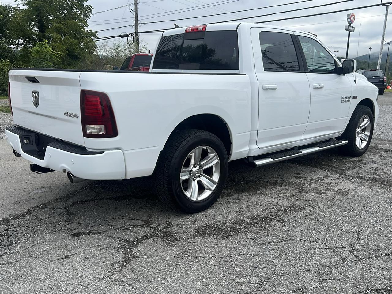 RAM 1500 4WD Crew Cab 140.5" Sport 2014