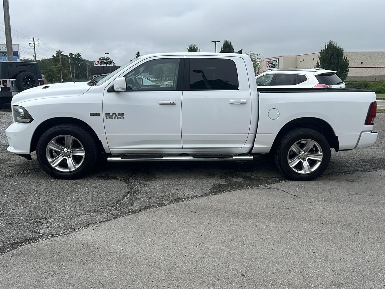 RAM 1500 4WD Crew Cab 140.5" Sport 2014