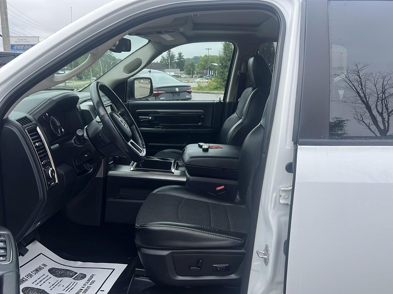 RAM 1500 4WD Crew Cab 140.5" Sport 2014