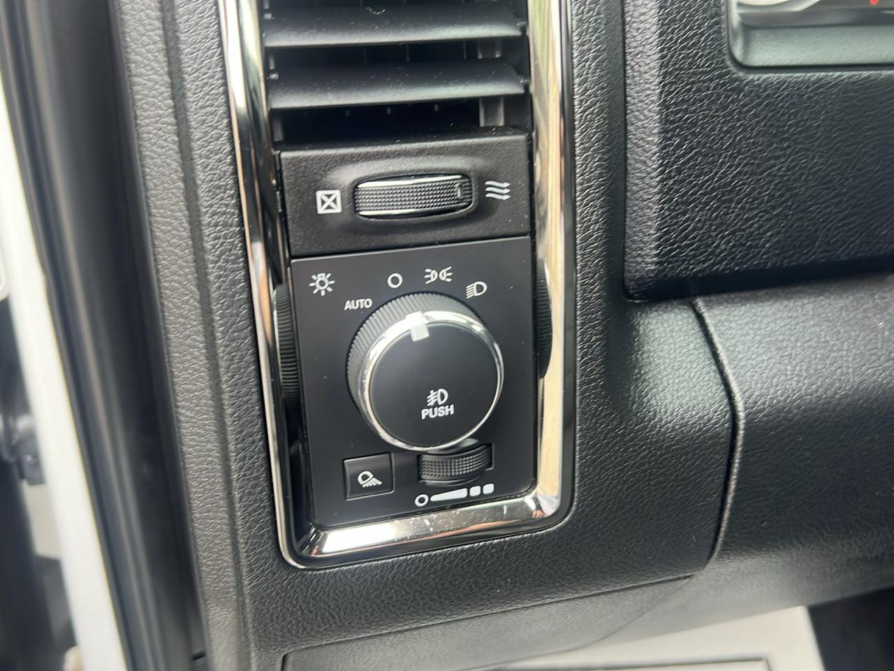 RAM 1500 4WD Crew Cab 140.5" Sport 2014