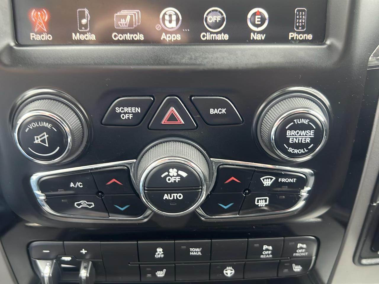 RAM 1500 4WD Crew Cab 140.5" Sport 2014