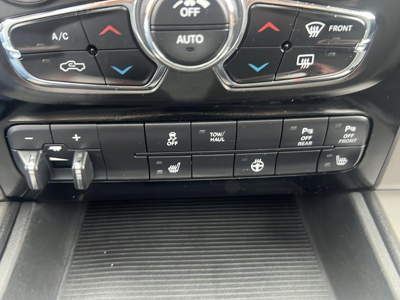 RAM 1500 4WD Crew Cab 140.5" Sport 2014