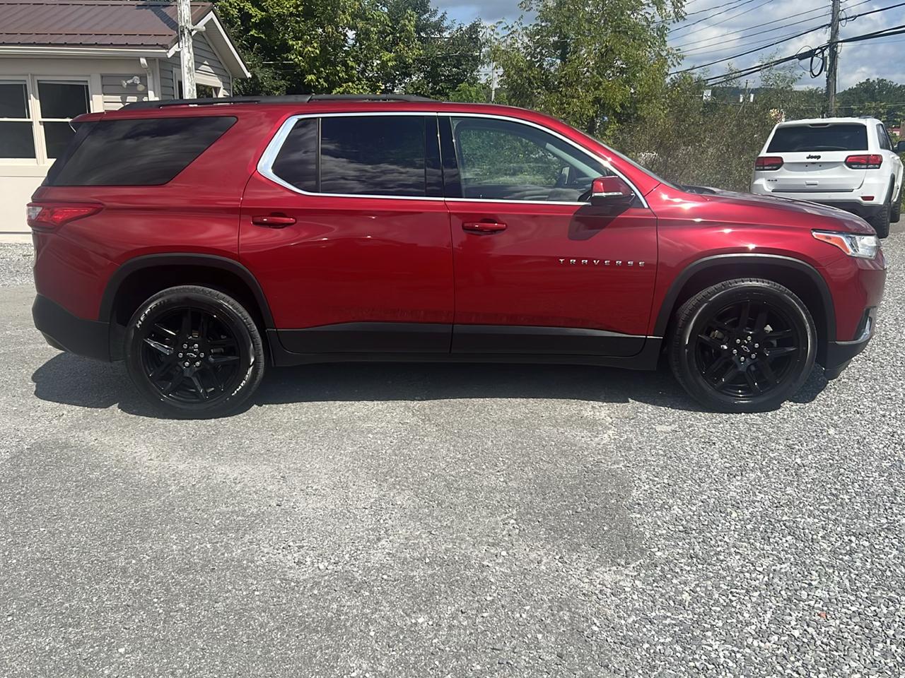 Chevrolet Traverse photo 2