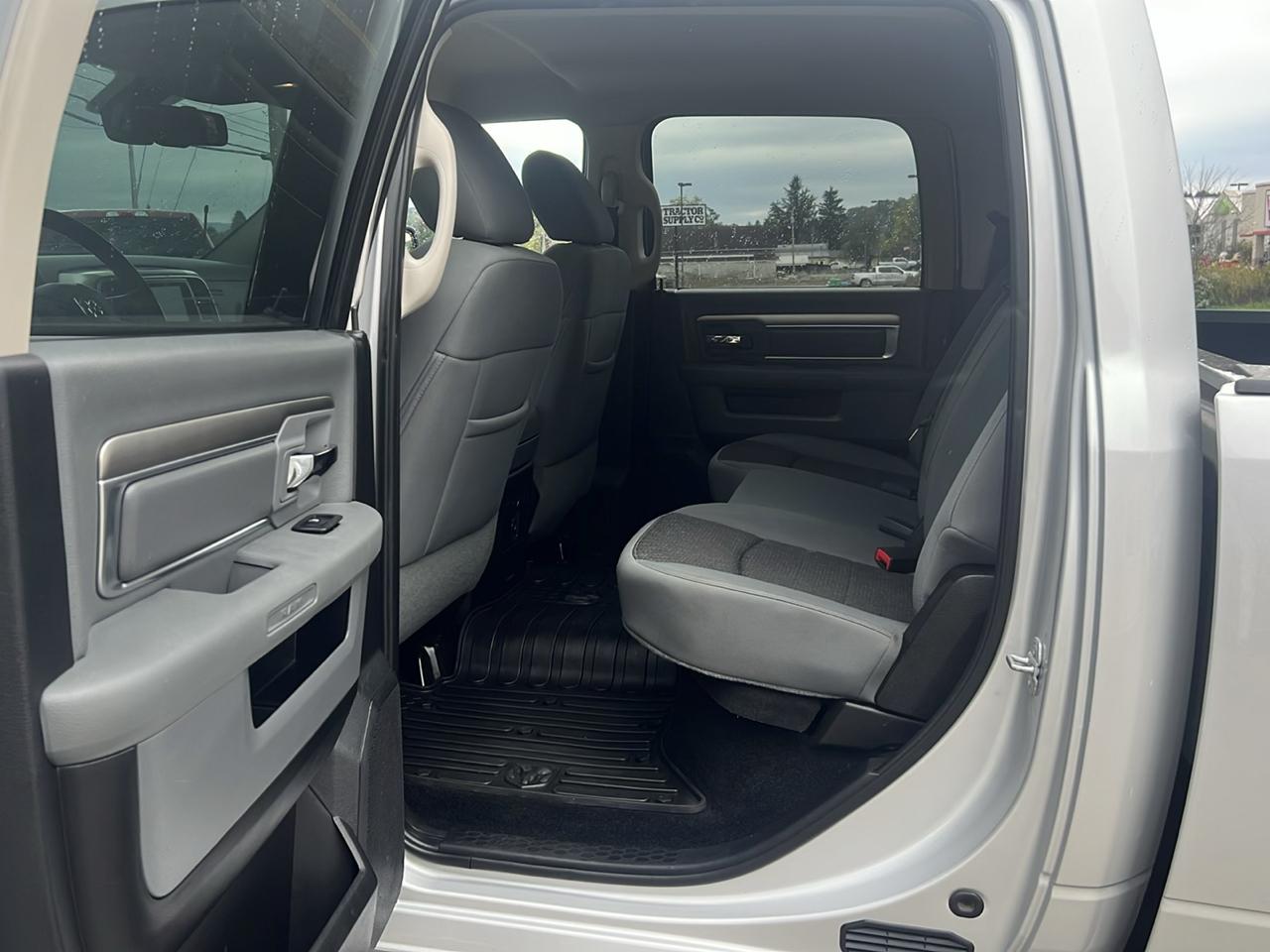 RAM 1500 4WD Crew Cab 140.5" Big Horn 2013
