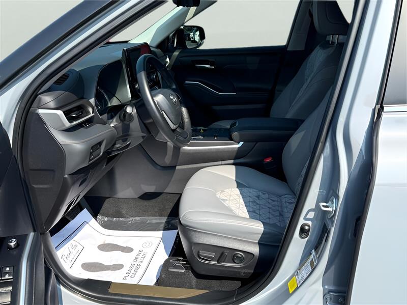 Toyota Highlander Hybrid Bronze Edition 2023 Toyota Highlander Hybrid Bronze Edition 2023