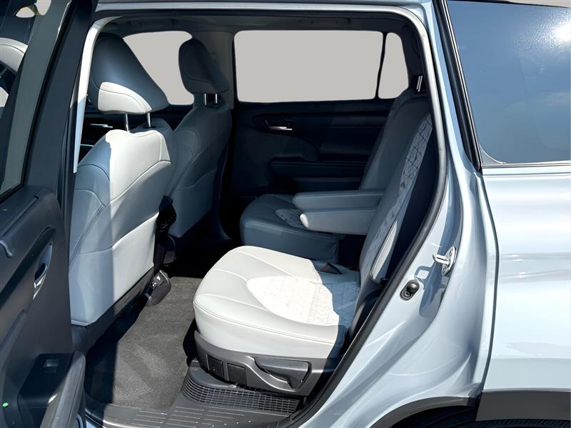 Toyota Highlander Hybrid Bronze Edition 2023 Toyota Highlander Hybrid Bronze Edition 2023