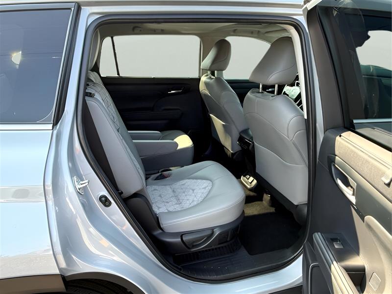 Toyota Highlander Hybrid Bronze Edition 2023 Toyota Highlander Hybrid Bronze Edition 2023