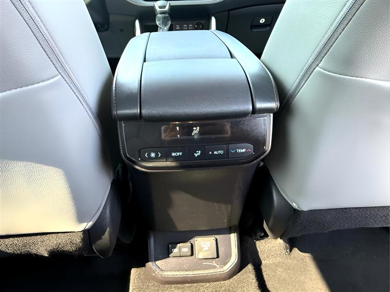 Toyota Highlander Hybrid Bronze Edition 2023 Toyota Highlander Hybrid Bronze Edition 2023