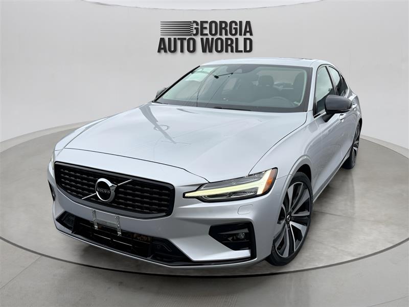 2022 Volvo S60 Momentum's photo