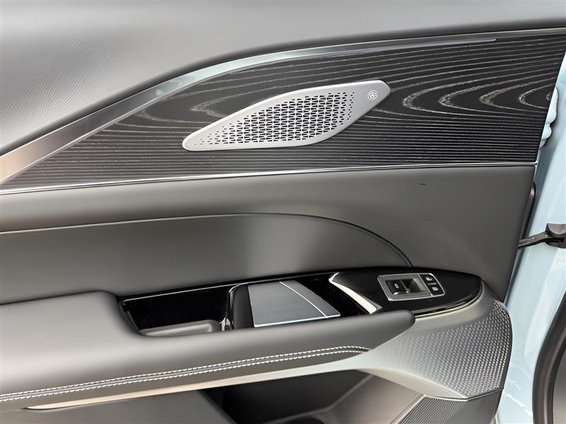 Cadillac Lyriq Sport-3 2024