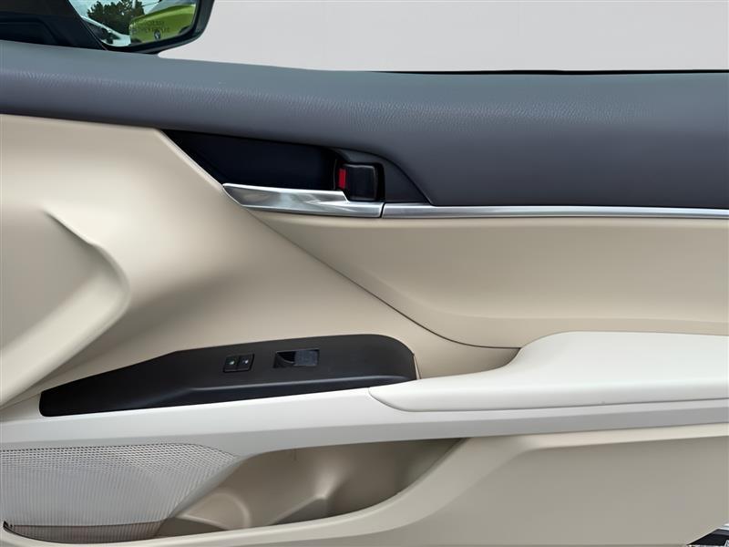 Toyota Camry Hybrid LE 2021