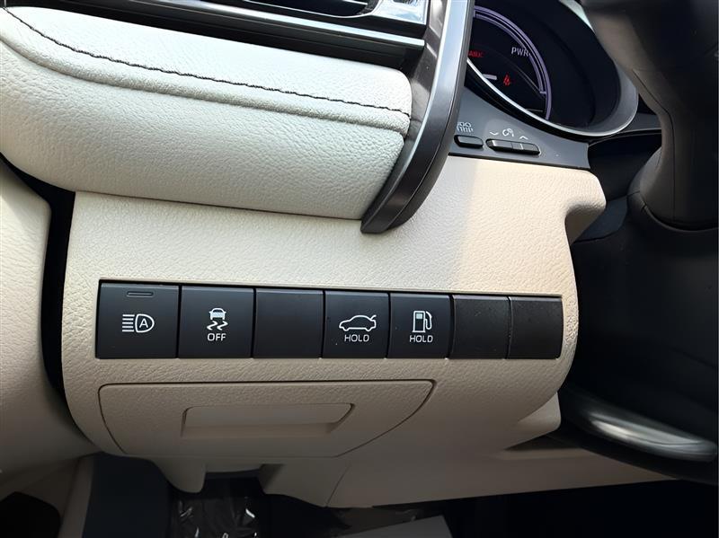 Toyota Camry Hybrid LE 2021