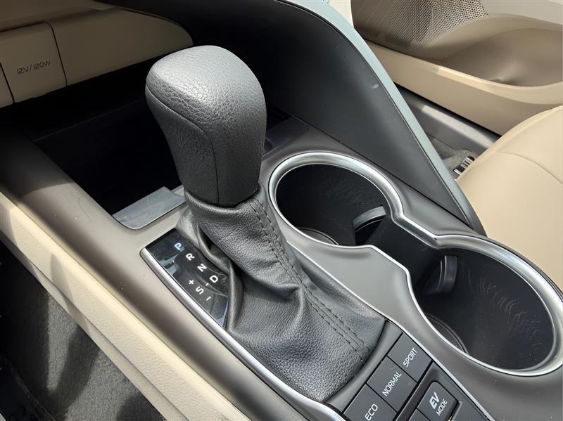 Toyota Camry Hybrid LE 2021