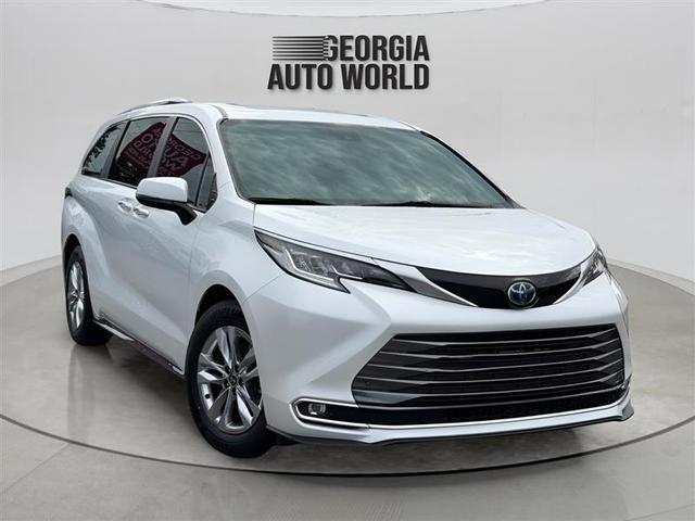 White 2022 Toyota Sienna Minivan Front-Wheel Drive Automatic