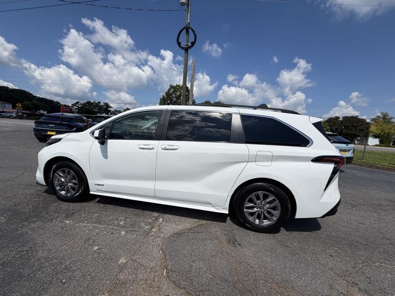 Toyota Sienna LE 8-Passenger 2021