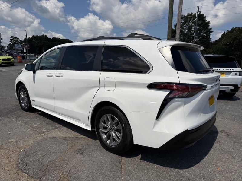 Toyota Sienna LE 8-Passenger 2021