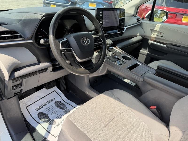 Toyota Sienna LE 8-Passenger 2021