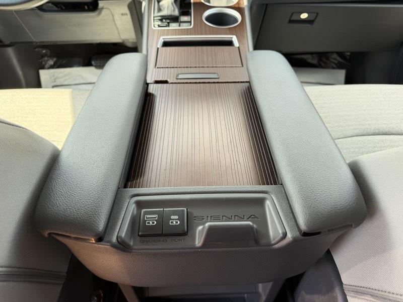 Toyota Sienna LE 8-Passenger 2021