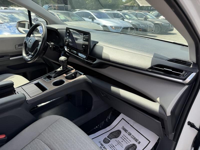 Toyota Sienna LE 8-Passenger 2021