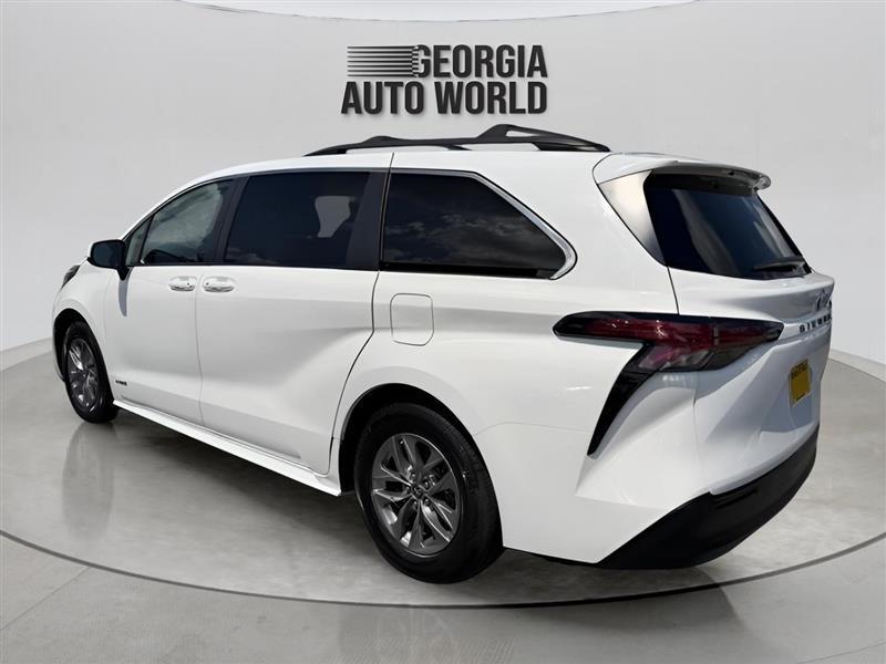 Toyota Sienna LE 8-Passenger 2021