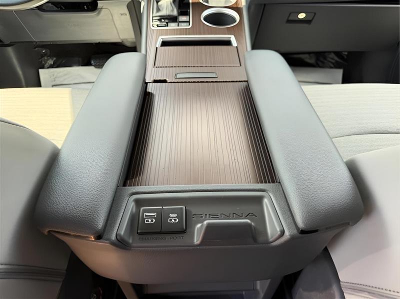 Toyota Sienna LE 8-Passenger 2021