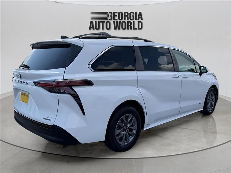 Toyota Sienna LE 8-Passenger 2021