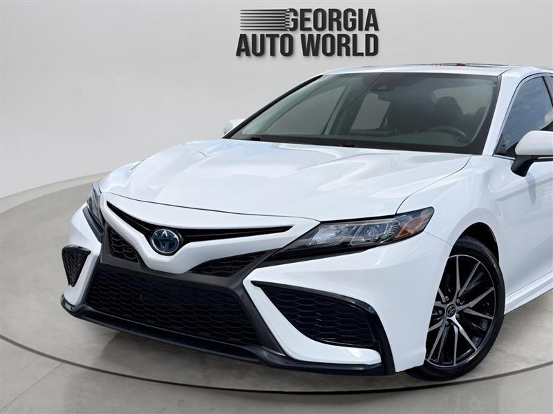 Toyota Camry Hybrid SE 2022