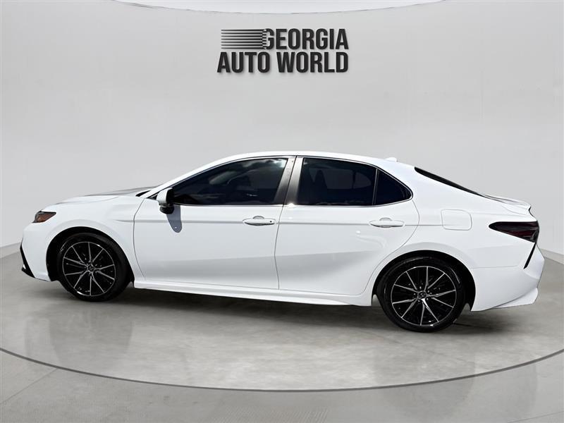 Toyota Camry Hybrid SE 2022