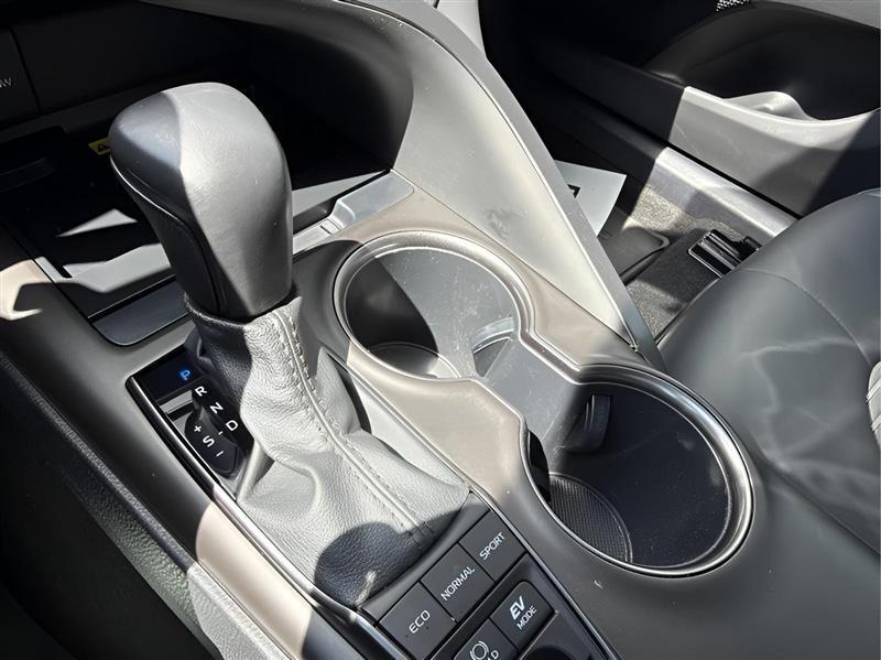 Toyota Camry Hybrid SE 2022