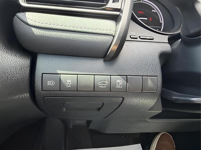 Toyota Camry Hybrid SE 2022