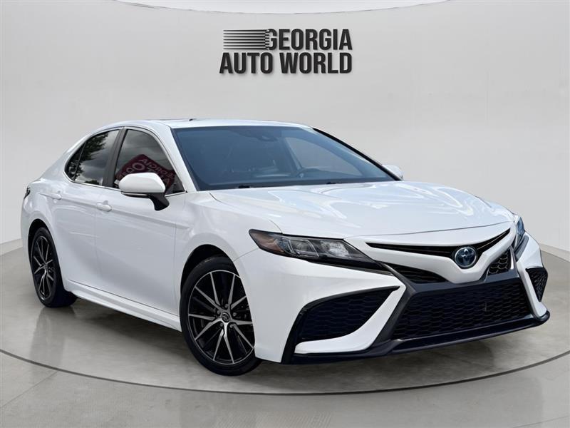 Toyota Camry Hybrid SE 2022