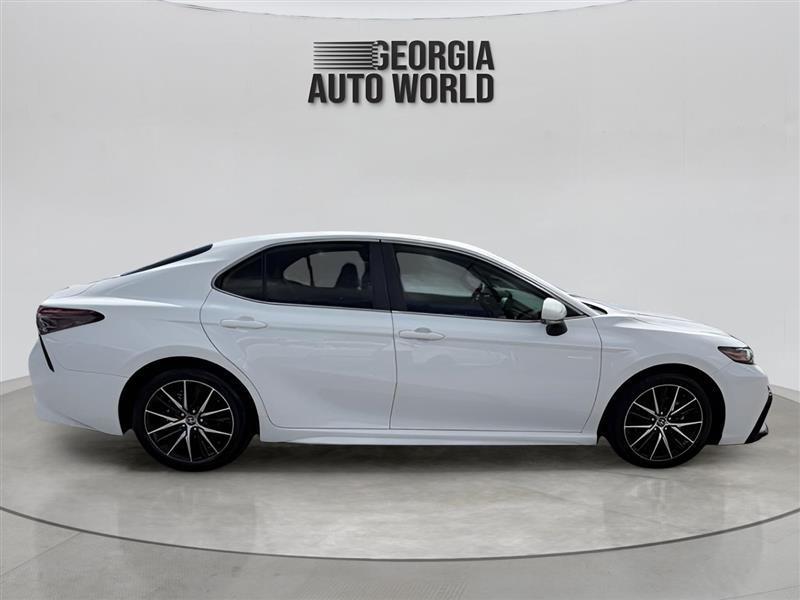 Toyota Camry Hybrid SE 2022