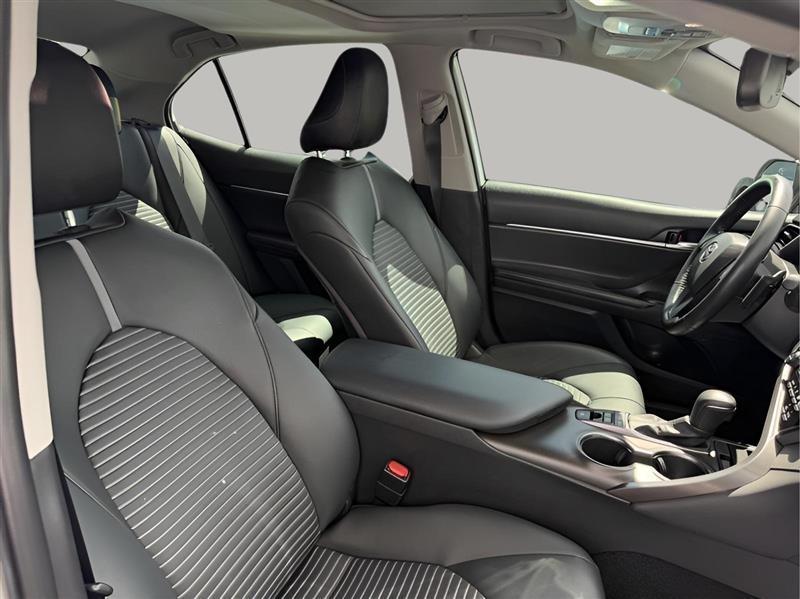 Toyota Camry Hybrid SE 2022
