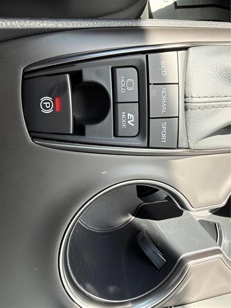 Toyota Camry Hybrid SE 2022