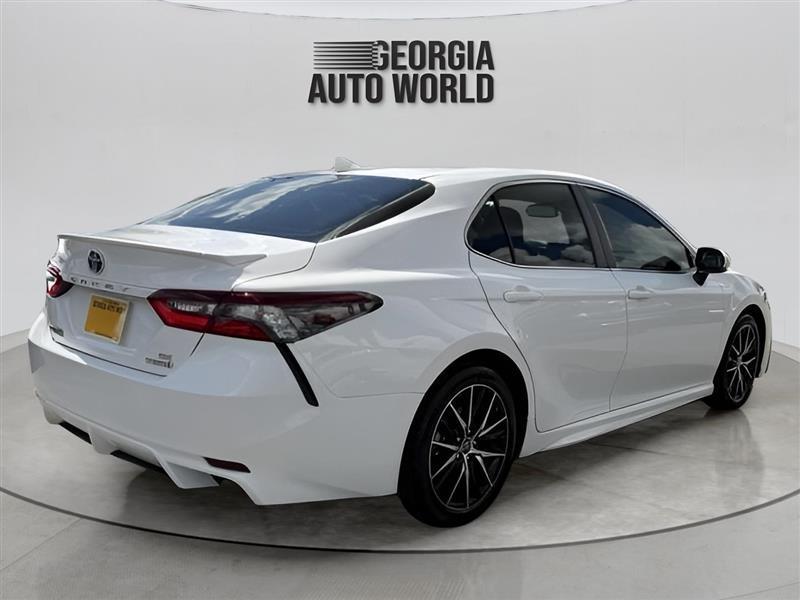 Toyota Camry Hybrid SE 2022