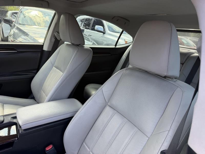 Lexus ES 300h Sedan 2017