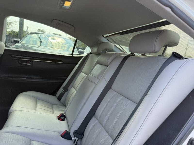 Lexus ES 300h Sedan 2017