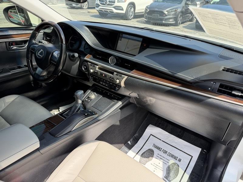 Lexus ES 300h Sedan 2017
