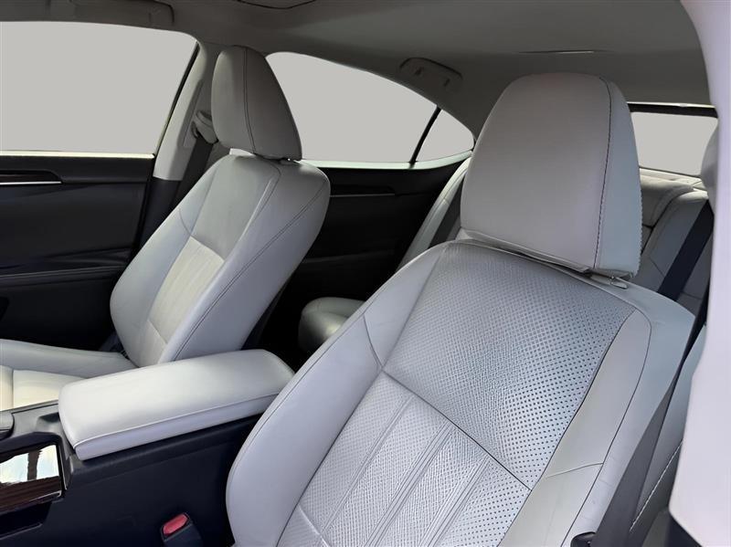 Lexus ES 300h Sedan 2017