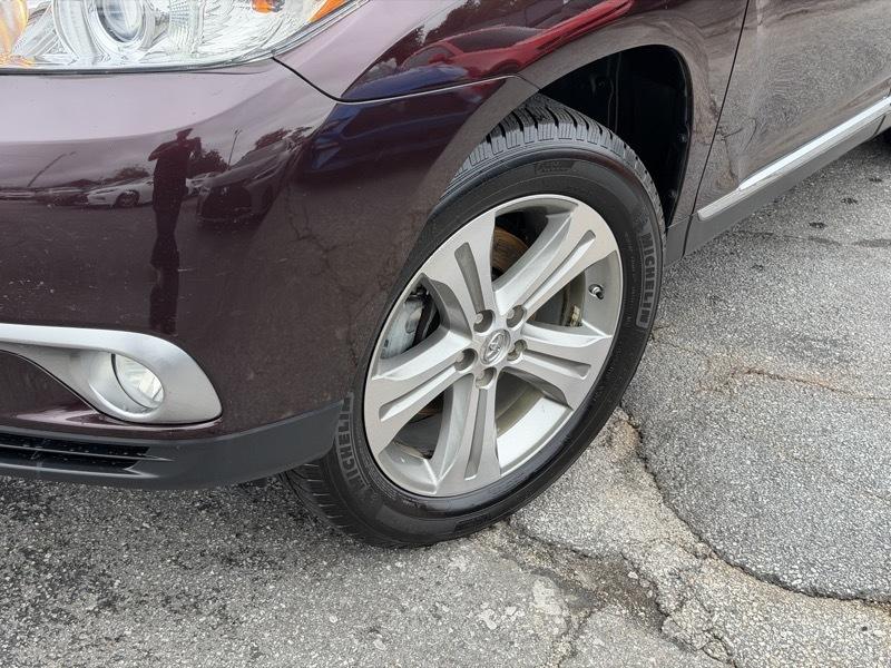Toyota Highlander Limited 2WD 2011