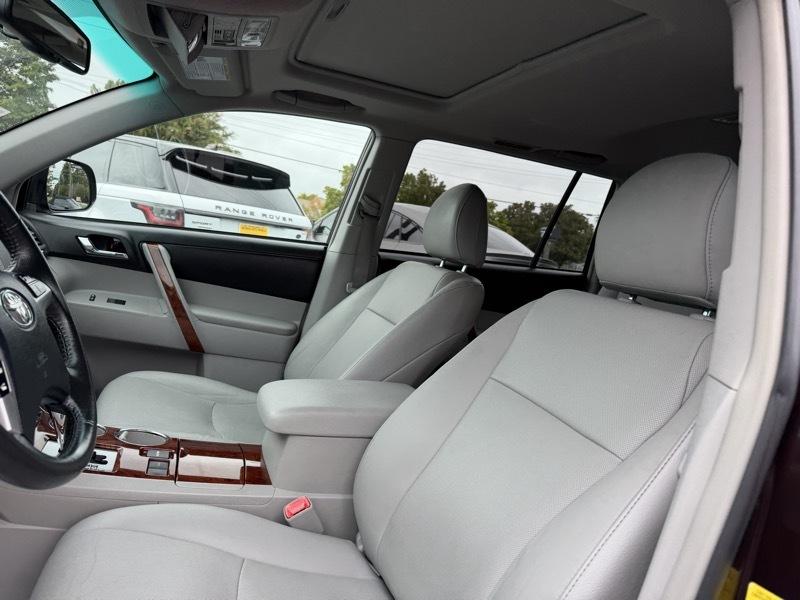 Toyota Highlander Limited 2WD 2011
